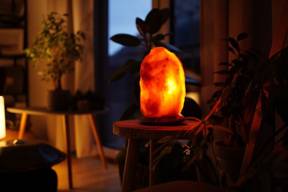 Natural Himalayan salt lamp product photograph